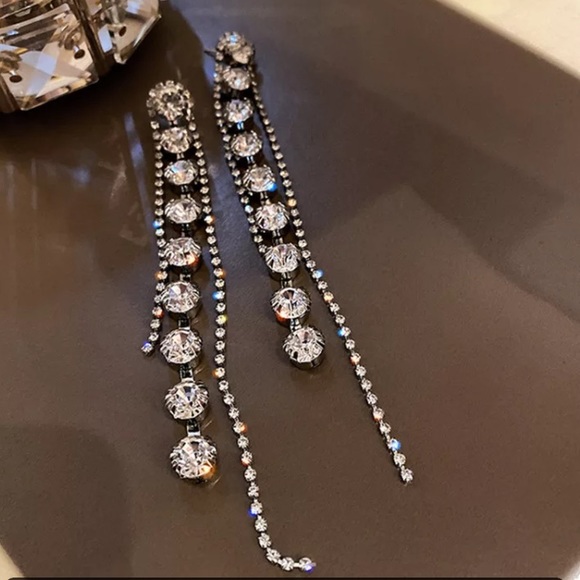 🌟 Luxury Long Rhinestone Earrings - Picture 5 of 6